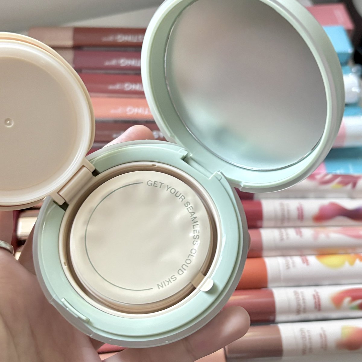 beautiaf's tweet image. ☁️ GIVEAWAY CUSHION WARDAH ☁️

giveaway satu cushion wardah colorfit cloud matte — 21W (NEW‼️)

♡ follow aku @beautiaf 
♡ RT &amp;amp; 💗 tweet ini
♡ RT &amp;amp; 💗 tweet di pinned profile aku
♡ reply dengan emoji “🍵💚”

end jumat, xoxo.💗