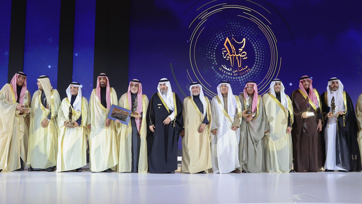 برعاية كريمة من خادم الحرمين الشريفين الملك سلمان بن عبدالعزيز آل سعود
حضر سعادة الشيخ علي بن عبدالرحمن آل خليفة سفير مملكة البحرين لدى المملكة العربية السعودية حفل جائزة الأميرة صيتة بنت عبدالعزيز للتميز في العمل الاجتماعي بتكريم الفائزين بجائزتها للدورة (12) #جائزة_الأميرة_صيتة
