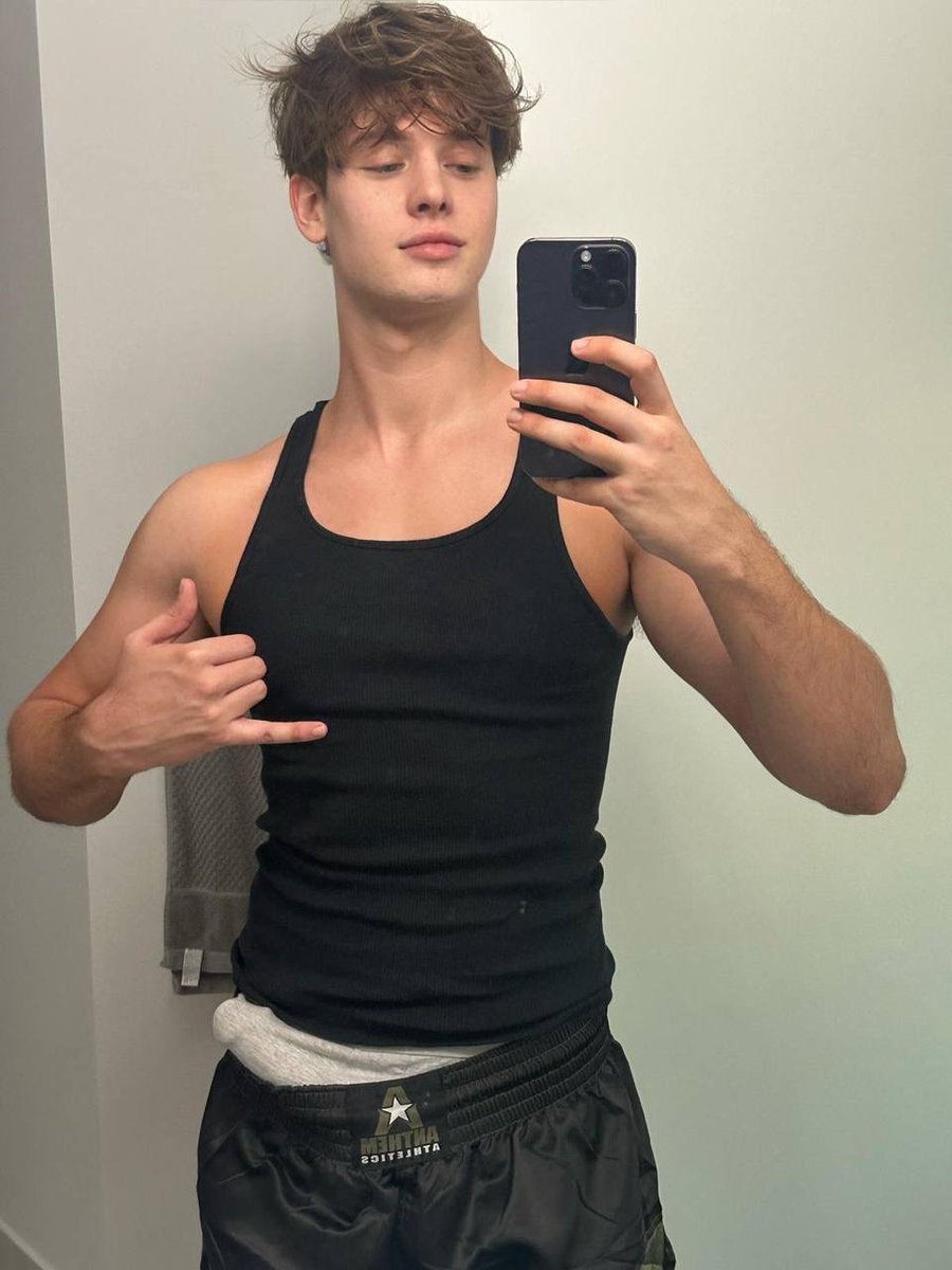 Say “hi” if you want my d pics.