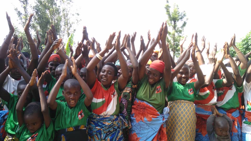 CnddFddButanyer's tweet photo. #Kayanza 17/02/2025
Muri vyabikorwa arimwo vyogusanga abagumyabanga munamanshingiro kumitumba  igize komine kayanza yagutse, umunyamabanga wa @CnddFdd muri komine yagendeye imitumba ya  Mpanga,Nyabikaranka,kinzobe na Migege muri zone Kabuye hakaba nakiriwe abanywanyi bashasha 16. https://t.co/uHeZiDJy34