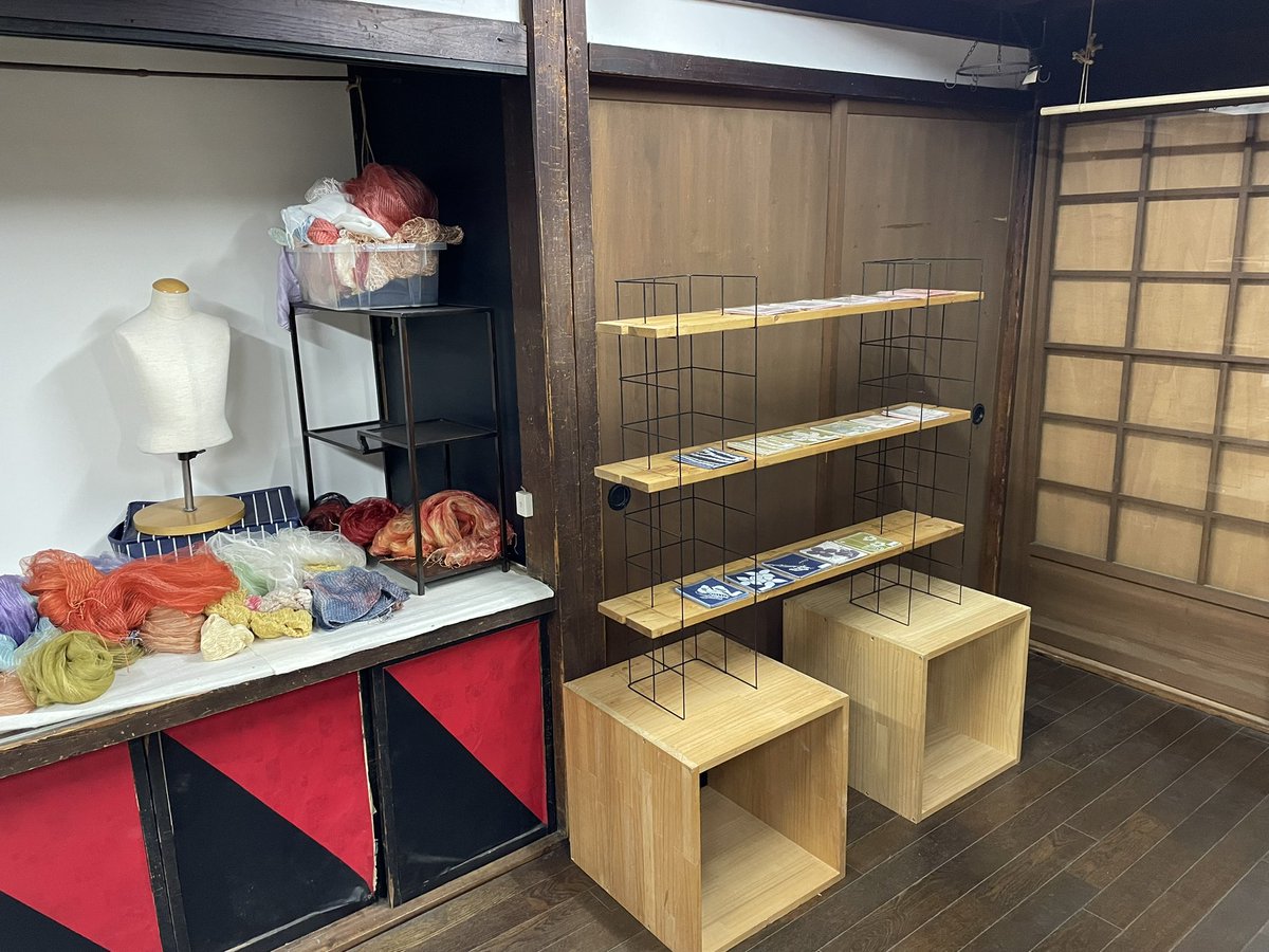 some_no_ie's tweet photo. 売り場の配置替えをするため一度コーナーを片付け。

春先にむけて軽めのシルクストールをメインに据えた配置に変えています🌱。

週末にはお客様に見ていただけるよう展示がんばります！

#たくみの里　#みなかみ町　#藍染　#草木染め　#体験 https://t.co/XlERwWJUoD