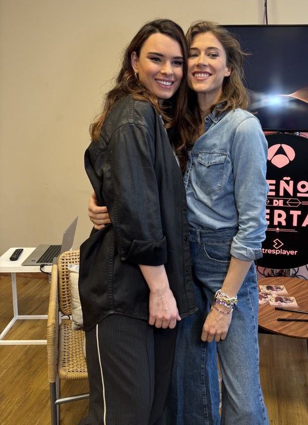 alexasdlr's tweet photo. pero, vosotras sois pareja? #Mafin https://t.co/yNGn2TZgCX