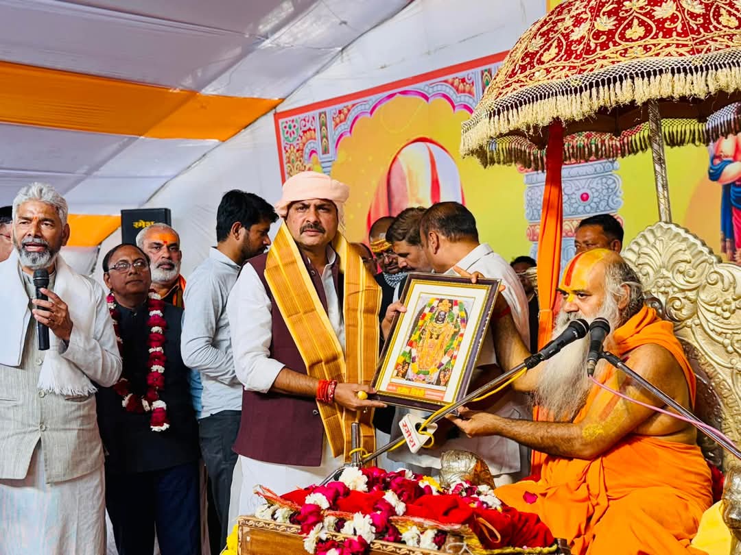 prakashbjp_'s tweet image. आज ओरन (बांदा) में पूर्व जिलाध्यक्ष श्री राजेश द्विवेदी जी द्वारा आयोजित श्री राम कथा के पावन आयोजन में उपस्थित होकर कथा व्यास श्री कामदगिरि पीठाधीश्वर श्रीमद् जगतगुरु रामानंदाचार्य स्वामी श्री रामस्वरूपाचार्य जी महाराज जी के श्री मुख से कथा का रसपान किया..। #ramkatha