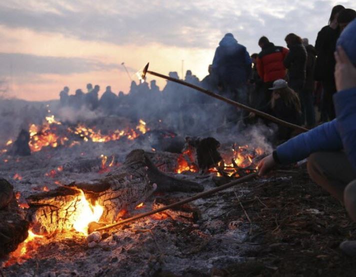 Agedo_Memoria's tweet image. La tradition du Schieweschlawe où des disques  enflammés chassent les mauvais esprits lorsque le soleil chasse l'hiver (Kochersberg, Alsace).
(photo Thomas Toussaint)