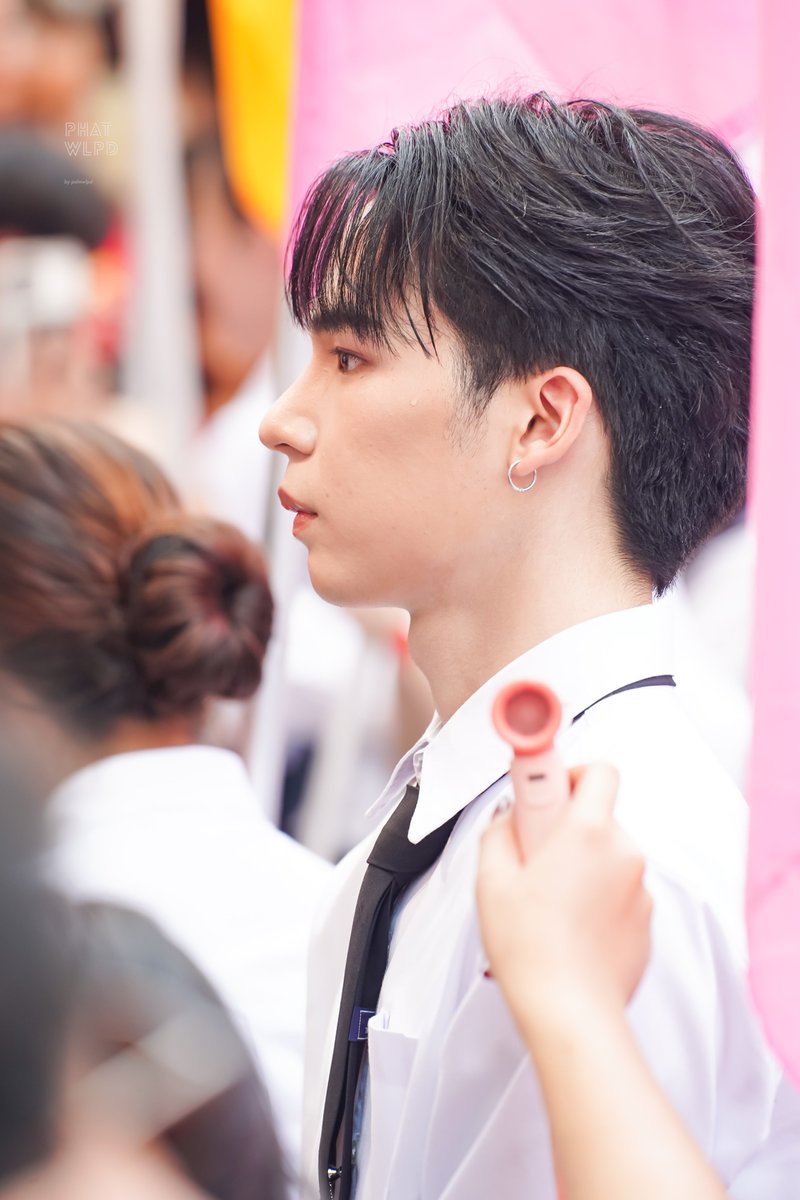 palmwlpd's tweet photo. หล่อเหมือนไม่มีอยู่จริง เราใจสั่นนะเว้ยแก
#ThankhunNEVONE at #TUCUBALL75
#NEVONEth
#TEAMCHULA https://t.co/9GfH6wto9m