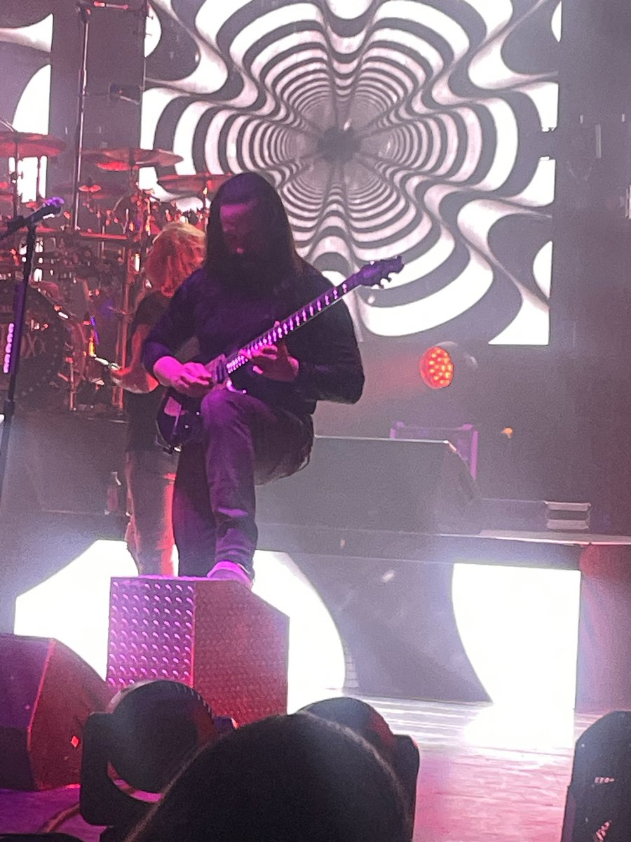 kurt149's tweet image. Ayer , dream theater  , impresionante set list,  con mi amigo Eric Vargas , que chingón #progOn