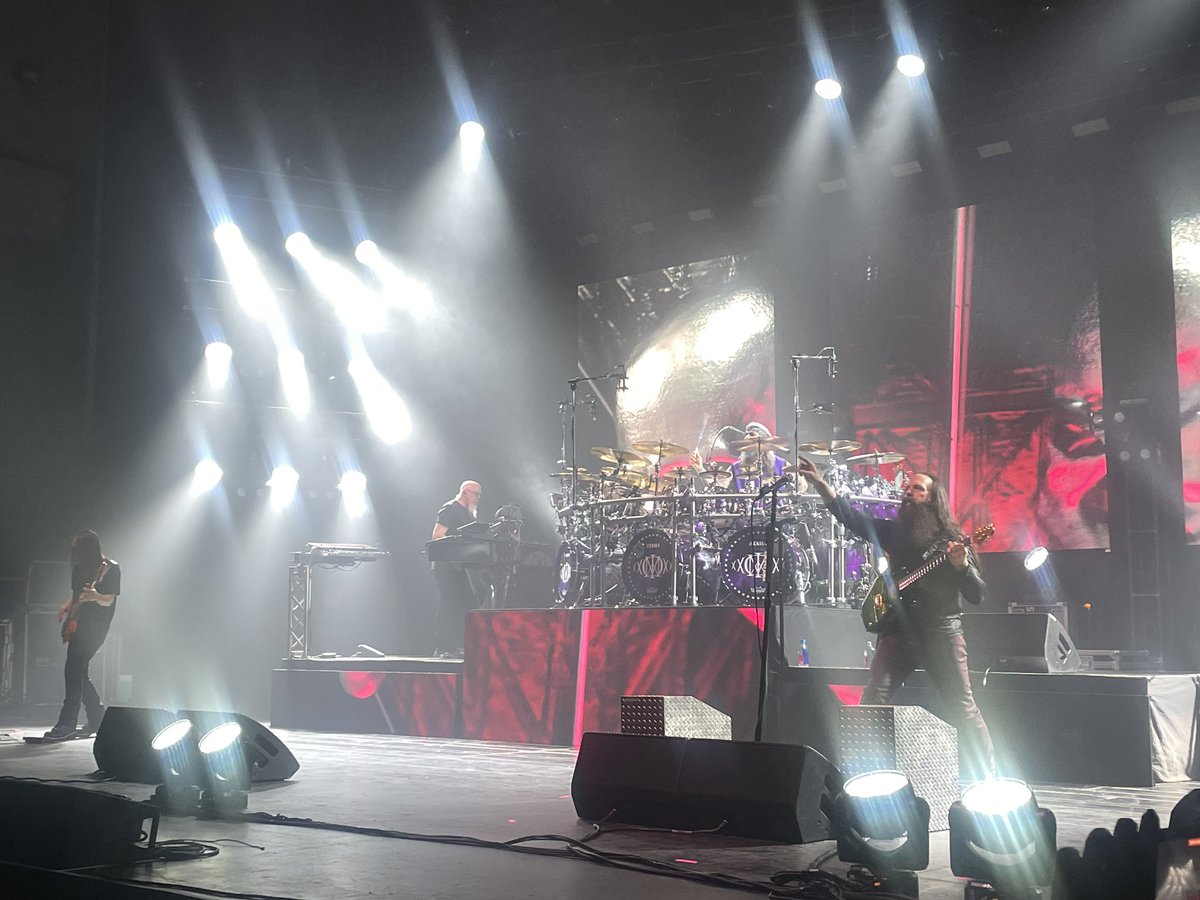 kurt149's tweet image. Ayer , dream theater  , impresionante set list,  con mi amigo Eric Vargas , que chingón #progOn