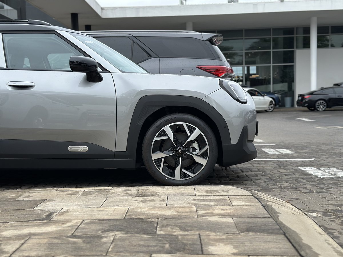 khuleonwheels's tweet image. MINI's all-new and fully-electric Aceman has touched down in Mzansi and here's our first look at the five-seater cross-over EV which is slotted between the Cooper and the Countryman. The Aceman borrows it's design, styling, tech and electrical components…
#MINISA #MINIAceman
