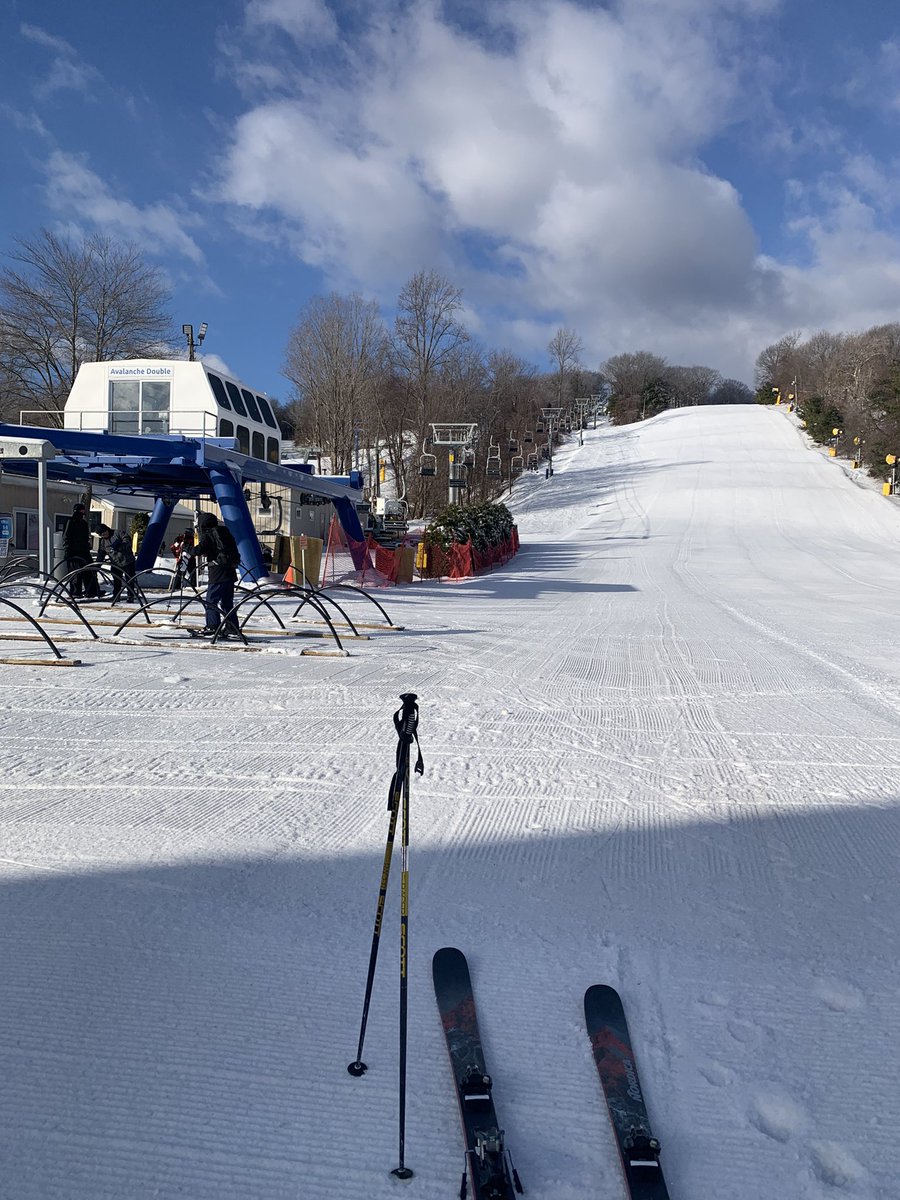 Blue sky, no lines, gentle winds <a href="/MtSouthington/">Mount Southington</a> Small ski areas are the holiday period hack <a href="/SKITHEEAST/">SKI THE EAST</a>