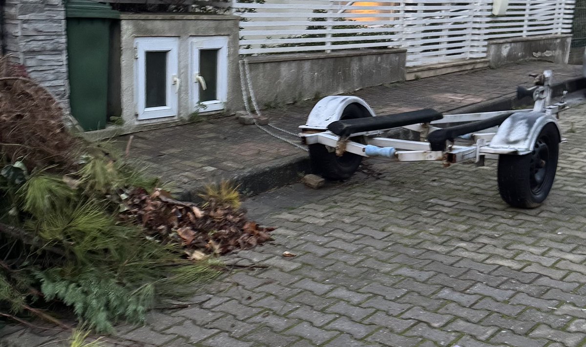 #RÖMORK lar kamuya ait sokağa ve/veya caddelere park edilebilir mi?
Eğer park etmeleri yasak ise gerekli kaldırma işlemi kim tarafından yapılmalıdır?

<a href="/TC_icisleri/">T.C. İçişleri Bakanlığı</a> 
<a href="/TC_istanbul/">TC İstanbul Valiliği</a> 
<a href="/istanbulbld/">İstanbul Büyükşehir Belediyesi</a> 
<a href="/ibbzabita/">İstanbul Büyükşehir Zabıta</a> 
<a href="/IBBcozummerkezi/">İBB Çözüm Merkezi</a> 
<a href="/SariyerBelediye/">Sarıyer Belediyesi</a> 
<a href="/jandarma/">T.C. Jandarma Gn. K</a>