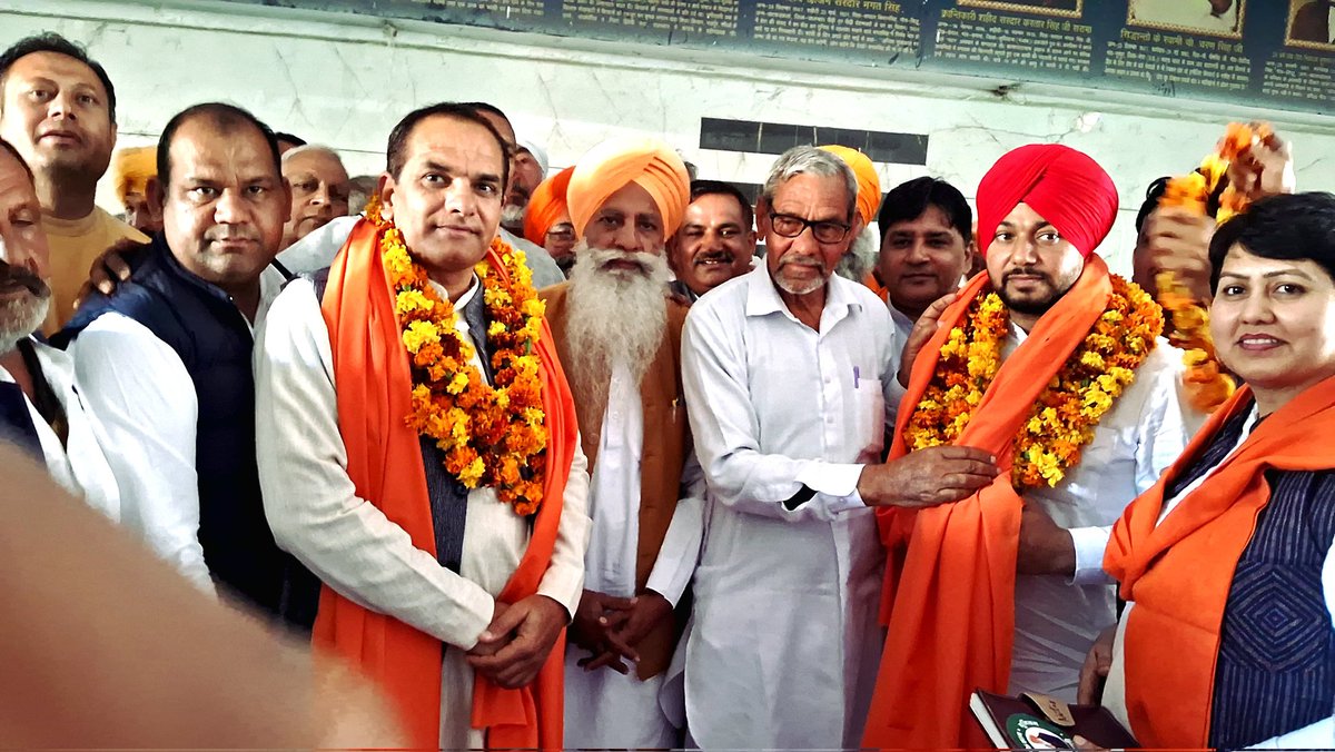 आज संगठन की मीटिंग में पूरे संगठन द्वारा अर्शपाल सिंह चढूंनी को भारतीय किसान यूनियन चढूंनी का युवा प्रदेश महासचिव नियुक्त किया गया व हमारे पुराने जुझारू साथी हरपाल सुढल जी का भी संगठन में आगमन किया गया आशा करते हैं कि दोनों पूरी निष्ठा व ईमानदारी से किसानों की सेवा करेंगे!🙏🙏