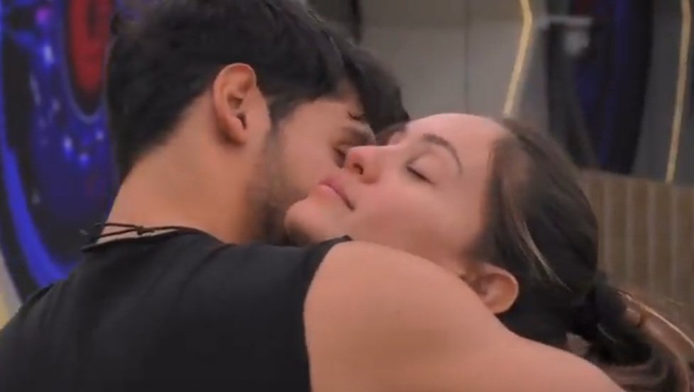 Shine01213's tweet image. Javier è proprio un'altra persona accanto a Helena. 
Sprizza felicità da tutti i pori, scherza e ride tutto il giorno, si alza mentre stanno mangiando e la prende per ballare. Che glow up pazzesco. #Purezza ❤️
#helevier