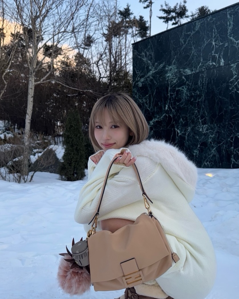 MinaMyouiBrasil's tweet photo. 📸 | Update da #MINA no feed de seu Instagram pessoal (mina_sr_my): 

"復活したMamma Baguette
また新しいスタイルの Mamma Baguette になっていてかわいい
@fendi #fendi #Fendi25SS
#PR #JAPAN"

#FENDIxMINA 
#MINA #미나 #ミナ #MINAMYOUI https://t.co/mgsY8SkgjC
