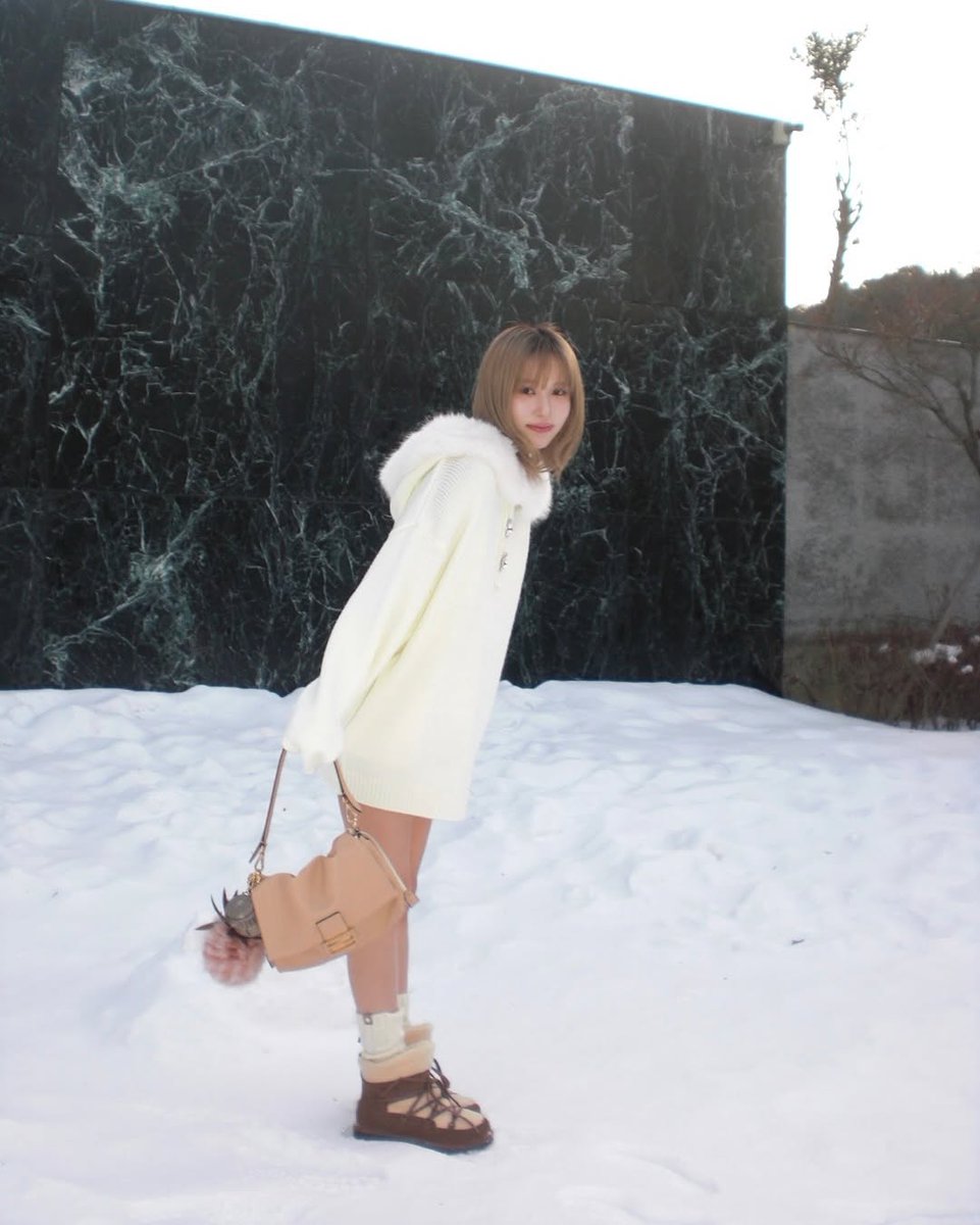 MinaMyouiBrasil's tweet photo. 📸 | Update da #MINA no feed de seu Instagram pessoal (mina_sr_my): 

"復活したMamma Baguette
また新しいスタイルの Mamma Baguette になっていてかわいい
@fendi #fendi #Fendi25SS
#PR #JAPAN"

#FENDIxMINA 
#MINA #미나 #ミナ #MINAMYOUI https://t.co/mgsY8SkgjC