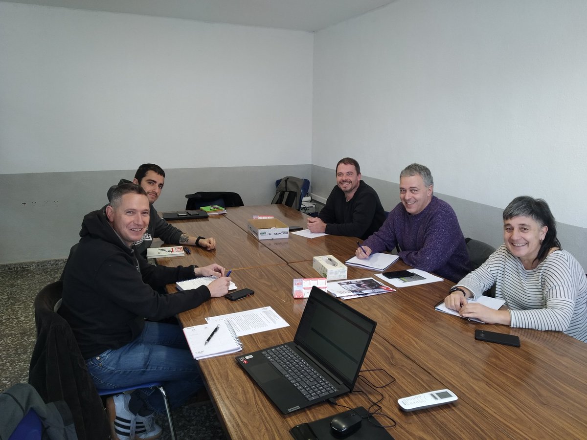 LAB_INDUSTRIA's tweet photo. Michelin taldeko Lasarte eta Gasteizko zentroetako LAB-en delegatuek bilera ospatu dute gaur. Bertan, datozen erronketaz, egoeraren hausnarketaz eta informazio elkar-trukatu da.💪✊ https://t.co/IMJAeEac8s