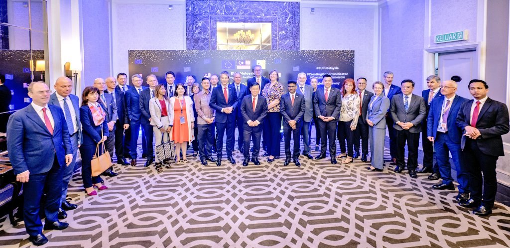 ROinMalaysia's tweet image. 1/2 On Febr.13 🇷🇴Ambassador @NinetaBarbules1 joined 🇪🇺Ambassadors @DaerrRafael &amp;amp; EU member states for regional state visit to 🇲🇾Penang. The working meeting  with Chief Minister YAB @chowkonyeow &amp;amp; Executive Council #EXCO highlighted incoming green European projects @ROinMalaysia