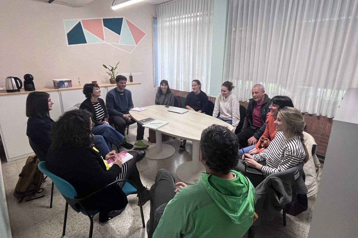 🔴(eu) Eragile ugariz osatutako #OinGabizLemoa-ko sare bilera izan dugu. Martxan jartzekoak diren jarduera berriak aurkeztu dituzte.
🔵(es) La reunión de OinGabizLemoa ha estado compuesta por numerosos/as agentes. Nos han presentado nuevas actividades.
 #PertsonaAktiboak