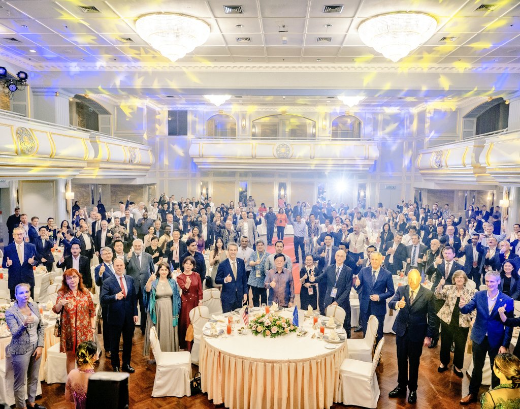 ROinMalaysia's tweet image. 1/2 On Febr.13 🇷🇴Ambassador @NinetaBarbules1 joined 🇪🇺Ambassadors @DaerrRafael &amp;amp; EU member states for regional state visit to 🇲🇾Penang. The working meeting  with Chief Minister YAB @chowkonyeow &amp;amp; Executive Council #EXCO highlighted incoming green European projects @ROinMalaysia