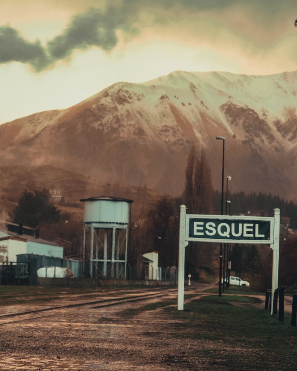 🏔✨ Esquel, el destino perfecto en la Patagonia ✨🏔

Ubicada en un valle de origen glaciar y rodeada por la estepa y el bosque andino, Esquel lo tiene todo para una estadía inolvidable: aeropuerto, alojamientos, gastronomía y una naturaleza que enamora. 💙🌿

📍 Un destino que