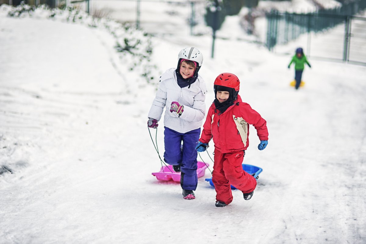 Bonne Journée de la Famille!❄️🧤🧣

Que vous fassiez du patin, de la luge ou du ski, n'oubliez pas vos casques!⛸️🎿🛷

La sécurité avant tout en s'amusant dans la neige.

Profitez des activités hivernales et créez de beaux souvenirs !
santepubliqueottawa.ca/fr/public-heal…
