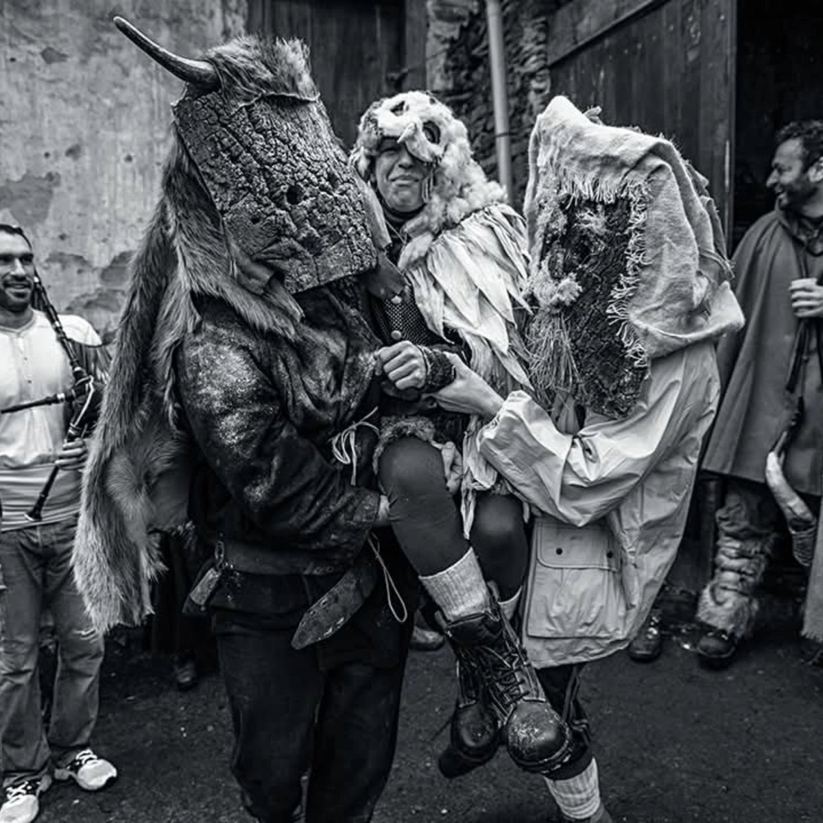 Atención xente!!🔥🔥

🐻Hoxe ás 20h30 temos a cuarta conversa destas xornadas de entroido.

Desta volta coñeceremos o Entroido do Courel da man dun veciño da zona, Xesús Afonso Parada. Non faltes!

👉Poderás seguilo na nosa canle de Youtube e Twitch

👉youtube.com/orgullogalego