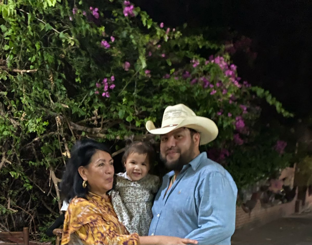 Mi esposa Gloria, mi hijo Pipe y la otra luz de nuestras vidas Alessita, los amo con todo mi corazón