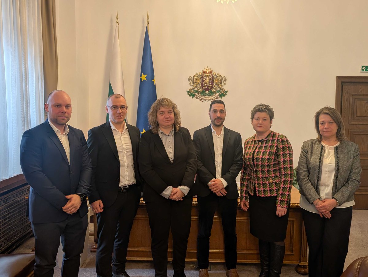 Днес представители на екипа и борда на BESCO проведоха среща с председателя на Народното събрание - доц. д-р Наталия Киселова.
Благодарим за ползотворния разговор и адмирираме конструктивния начин на ръководене на парламента от г-жа Киселовa.