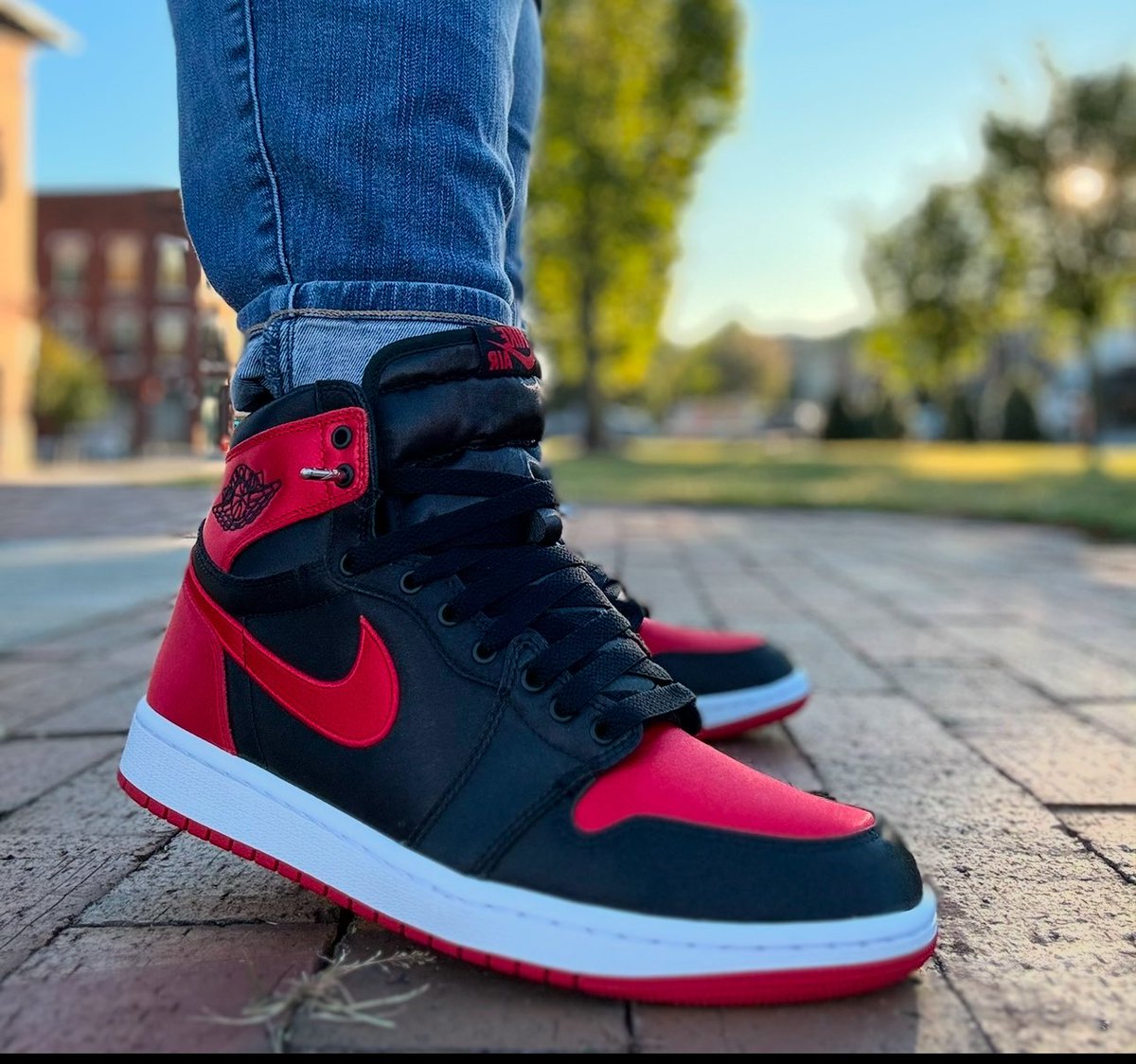 NIwiththekicks's tweet image. Day 17- Satin

It’s the GOATS 🐐 Birthday only right to pull out the Satin Bred 1s 🖤❤️ btw I love a @KITH SnapBack 
 
#BHMKOTD25 #bhmkotd @JerLisa_Nicole