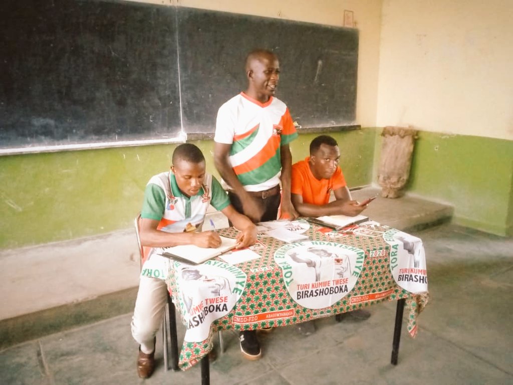 cndd_fddburunga's tweet photo. Kuwa17/2/2025 @CnddFdd Antenne #Bururi , Imbonerakure zo mumakaminuza atandukanye arı muri @MairieBuja zakoranye. Kwari ukurabira hamwe uruhara bafise mukugwiza amajwi y'amatora twimirije ya2025, mwiterambere no gushira inguvu hamwe mu kwamirira kure umwasi.
@DorianeMunezero https://t.co/80aA2mzWNg