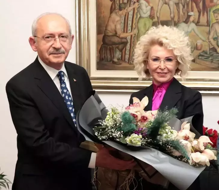 Kütükçü köstebek çıktı!

Kemal Kılıçdaroğlu'nun 37 yıllık özel kalemi Şükran Kütükçü’nün bir anda Özgür Özel’i desteklemeye başlaması dikkat çekmişti.

CHP kurultayıyla ilgili açılan soruşturma kapsamında ifade veren kurultay delegesi Hatip Karaaslan, Kütükçü'nün para karşılığı