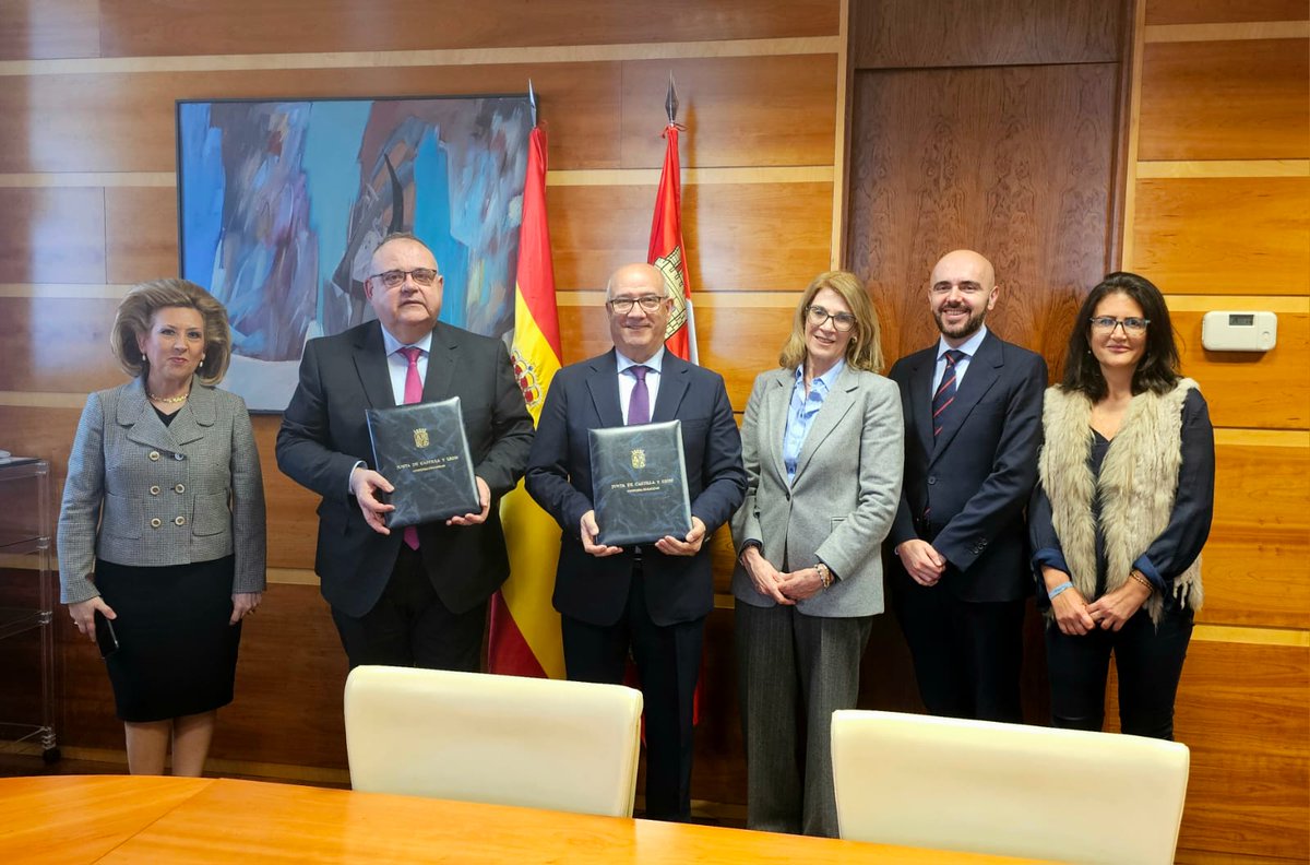 La profesión #enfermera podrá acceder desde ahora al testamento vital de los pacientes en #CYL gracias al convenio firmado con <a href="/alevaz1963/">alejandrovazquez</a>, titular de <a href="/Salud_JCYL/">Salud JCYL</a> .Por encima de todo la voluntad de los ciudadanos.