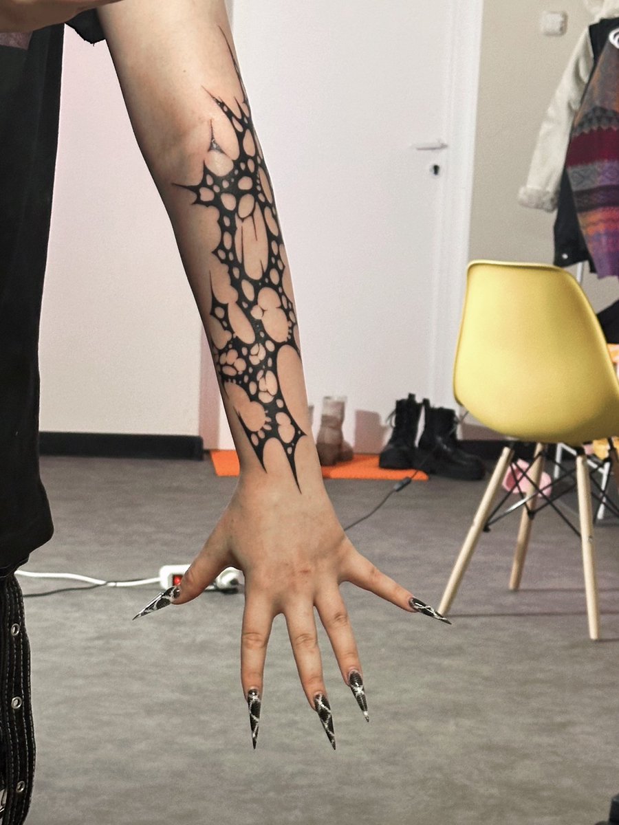 ruvi_jager's tweet photo. Я редко кидаю сюда посты 
Но у меня новая татуировка https://t.co/W69b12BXqP