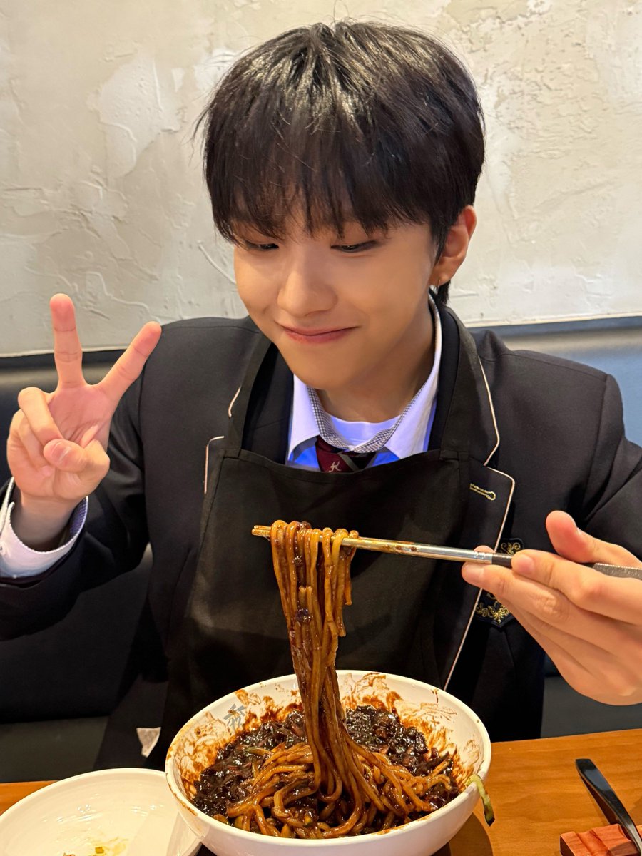 prozzaacc's tweet photo. 내일점심짜장면먹을거니까 그렇게알아라 https://t.co/RVYuL9pPzI