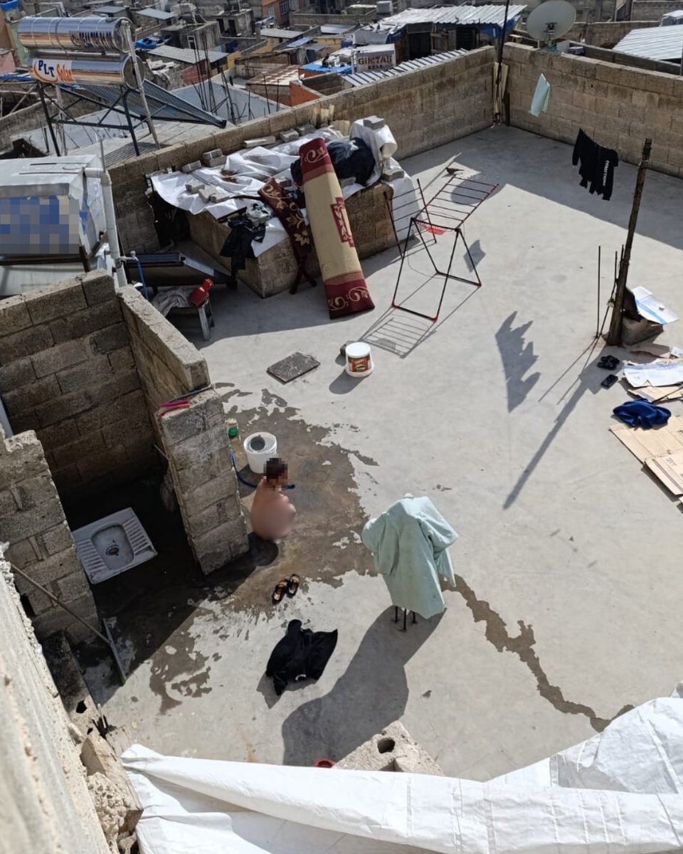 Şanlıurfa'da baba ile üvey anne, çocuklarını hortumla dövüp soğuk havada çıplak halde damda yıkadı.

• 5 ve 7 yaşındaki çocuklar koruma altına alınırken, baba ve üvey anne gözaltına alındı.