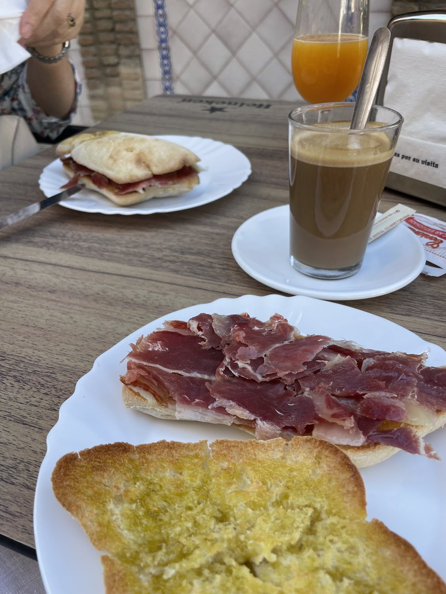 4€ un cafe la tostada y el zumo si dejais de ir a sitios guiris de cojones y simplemente vais a un bar de un cuñao no os la meten por el culo