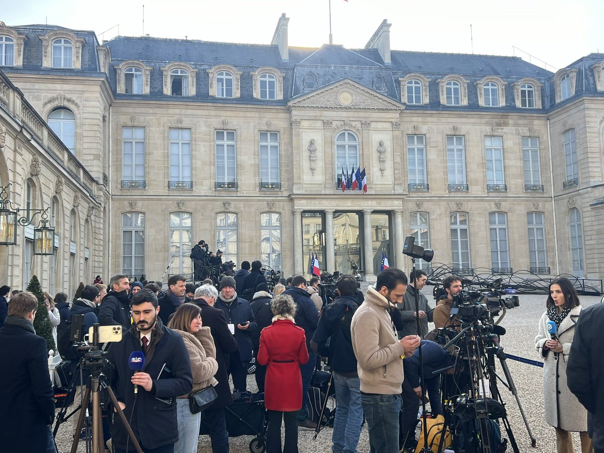 Nekolik minut pred prijezdem evropskych lidru do Elysejskeho palace, jsou tady snad vsichni novinari z Parize. Jejich pritomnost v takovem poctu odpovida vaznosti situace. Zpravy v 16 na <a href="/CT24zive/">ČT24</a>