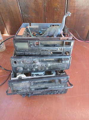 fmtriac's tweet photo. RadioSaurios Transerranos. Sigo buscando algún pasacassette con radio FM para rearmar el enlace de la 90.1 de Nono-Los Hornillos que Zeus me carbonizó la semana pasada en el Cerro. Quien posea uno y pueda donarlo a la triac, se agradece hasta el infinito y más allá https://t.co/QBTrGHqWap