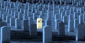 CarlosAmaranteB's tweet photo. La verdad ha muerto. Las redes sociales desatadas. Son un bar del Lejano Oeste donde sobrevive el que desenfunda primero. Importan los likes, no los hechos. A ver quién insulta y difama más. Víctimas de todo tipo y por doquier. Linchamientos sin consecuencias. ¡El mundo al revés! https://t.co/Buca9TeCaf