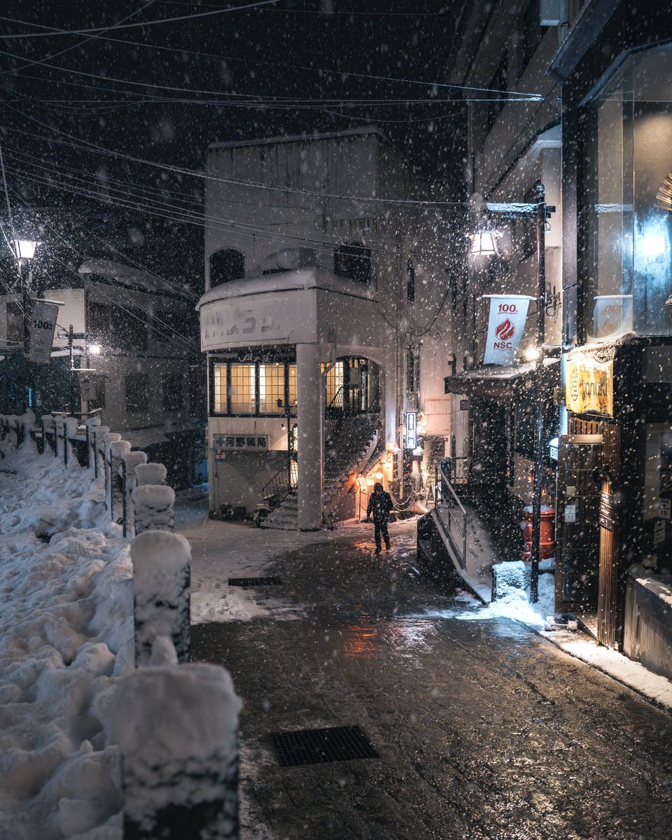 Hisa0808's tweet photo. Snow falling in a Onsen town. https://t.co/ikYCXpGrR8
