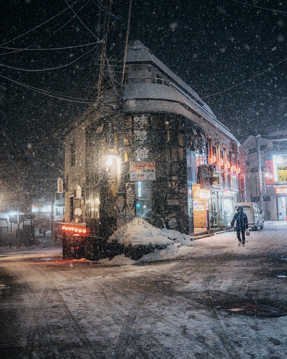 Hisa0808's tweet photo. Snow falling in a Onsen town. https://t.co/ikYCXpGrR8
