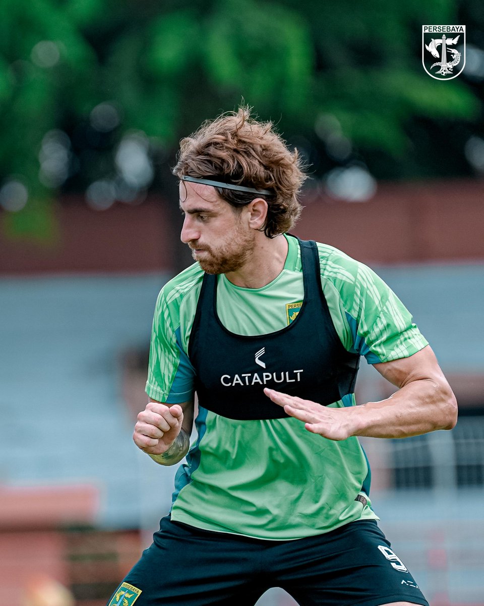 persebayaupdate's tweet photo. Kami tidak akan menyerah…! Kemenangan yang kita rindukan itu akan terus kami kejar. Seluruh pemain dan pelatih Persebaya mempersiapkan diri secara maksimal, menyambut matchday 23 melawan PSBS pada Sabtu, 15 Februari 2025, kickoff 19.00 WIB. https://t.co/2CTUaOCzl3
