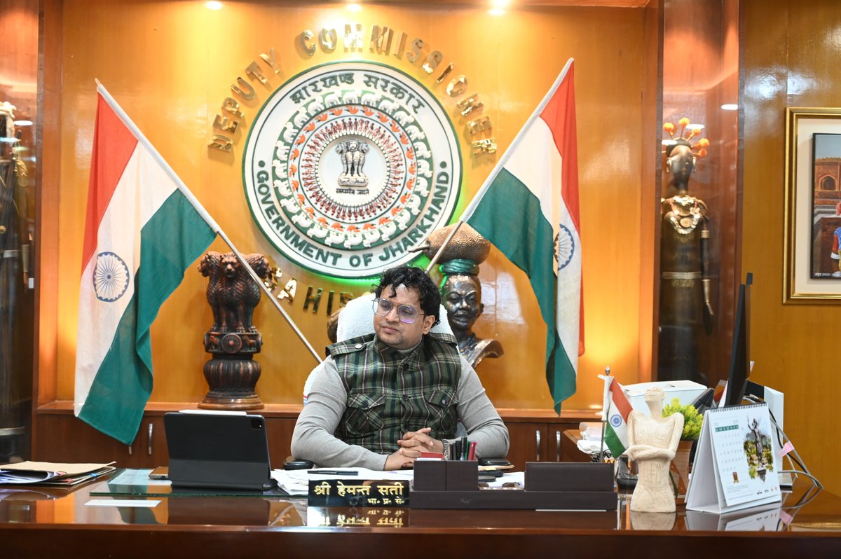 dc_sahibganj's tweet image. कार्यालय प्रकोष्ठ में जिला खनन विभाग की समीक्षा बैठक आयोजित की गई, जिसमें अवैध खनन पर सख्त कार्रवाई एवं 20 दिनों में जांच रिपोर्ट प्रस्तुत करने और मिट्टी खनन व ईंट भट्ठों की जांच तेज करने का निर्देश दिया। #MiningRegulations @JharkhandCMO @HemantSorenJMM