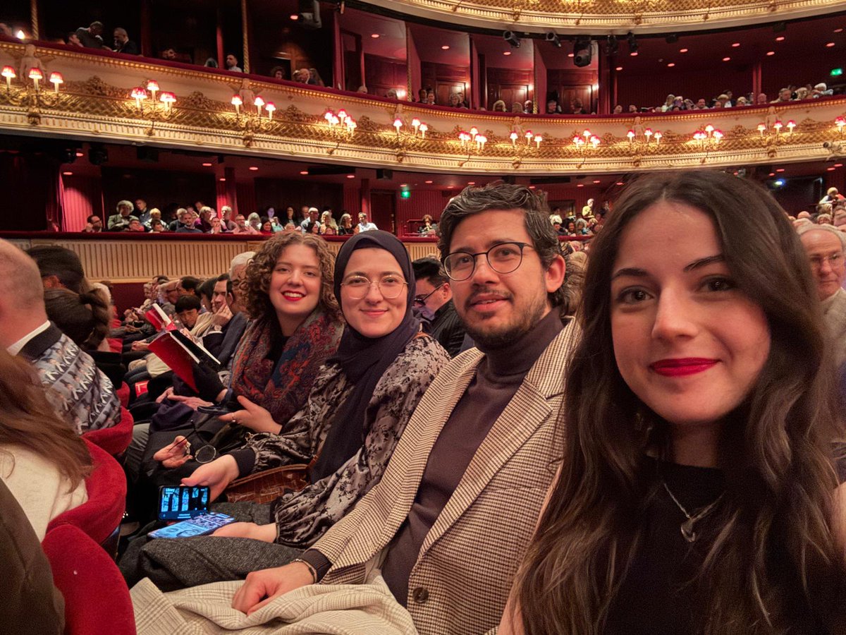 Dün Londra'da ikisi doktora düzeyinde ikisi lisans düzeyindeki bu 4 Türk üniversite öğrencisi Royal Opera House'daki Aida'da yan yana denk gelip tanıştı. 

X üzerinden zaman zaman bilet dağıtmama kızanlar da oluyor. Londra'da yüzlerce Türk öğrenciye yemek verdiğimde de "aç mı