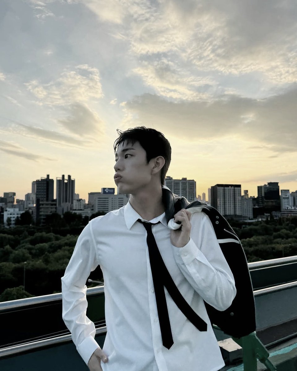 ︎︎︎︎ ︎︎︎ ︎︎︎ ︎︎
Sunsets and that warm golden scent of the evening sun... it's never fail to lift my mood. The sky’s on fire, the breeze is just right, and for a moment, nothing else matters.
︎︎︎︎ ︎︎︎ ︎︎︎ ︎︎