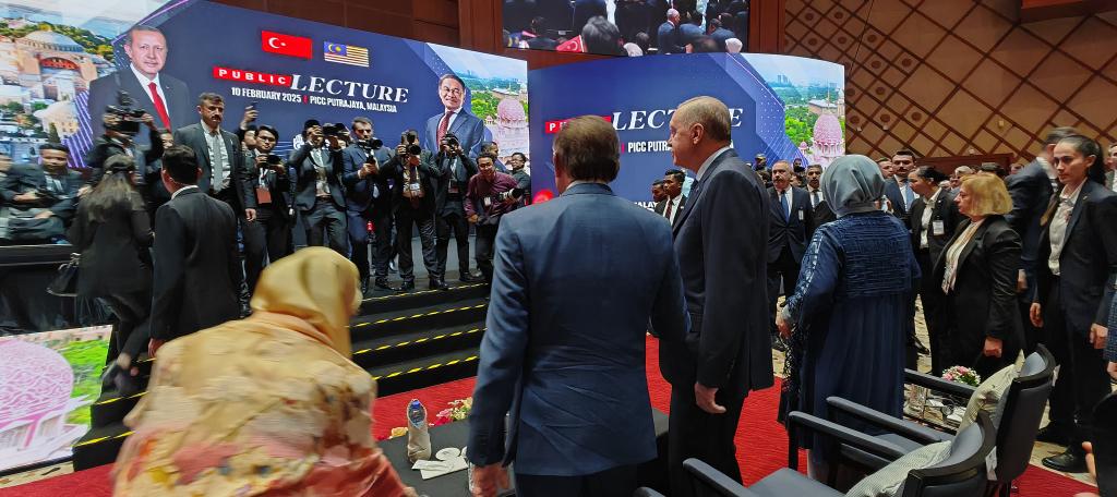 Shamsul Iskandar Mohd Akin (@shamsuliskandar) on Twitter photo ERDOGAN MELAWAT MALAYSIA, TANDA HUBUNGAN AKRAB MALAYSIA-TÜRKIYE 🇲🇾🇹🇷
Sempena lawatan Presiden Turkiye, Recep Tayyib Erdogan ke Malaysia, mari kita singkap sejarah presiden Turkiye ini dengan Perdana Menteri, Datuk Seri <a href="/anwaribrahim/">Anwar Ibrahim</a> yang merupakan sahabat yang rapat.
Seperti ERDOGAN MELAWAT MALAYSIA, TANDA HUBUNGAN AKRAB MALAYSIA-TÜRKIYE 🇲🇾🇹🇷
Sempena lawatan Presiden Turkiye, Recep Tayyib Erdogan ke Malaysia, mari kita singkap sejarah presiden Turkiye ini dengan Perdana Menteri, Datuk Seri <a href="/anwaribrahim/">Anwar Ibrahim</a> yang merupakan sahabat yang rapat.
Seperti
