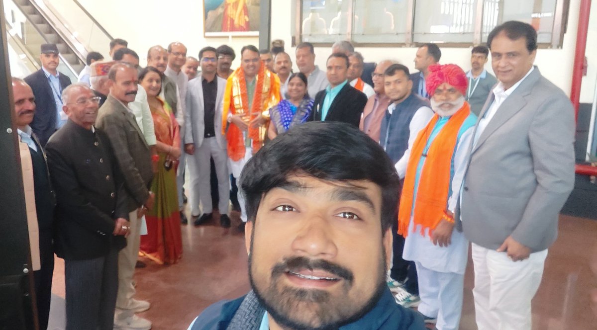 Selfie With Hon. <a href="/RajCMO/">CMO Rajasthan</a>  Sh. <a href="/BhajanlalBjp/">Bhajanlal Sharma</a>  Ji welcome to arrived at Udaipur Airport
#MHT #Udaipur #cmrajasthan #BhajanlalSharma <a href="/1stIndiaNews/">First India News</a> <a href="/BJP4India/">BJP</a> <a href="/BJP4Rajasthan/">BJP Rajasthan</a>