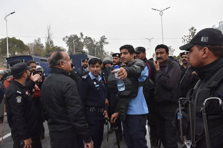 DIG_Operations's tweet photo. ڈی آئی جی اسلام آباد محمد جواد طارق اور ایس ایس پی آپریشنز اسلام آباد محمد شعیب خان لاء اینڈ آرڈر ڈیوٹی کے دوران فیلڈ میں موجو د ہیں، اسلام آباد پولیس شہریوں کی جان و مال اور نجی وسرکاری املاک کے تحفظ کے لئے تمام تر ضروری اقدامات بروئے کار لا رہی ہے۔
#WeRIslamabadPolice #Islamaba https://t.co/LMwtytYxl9