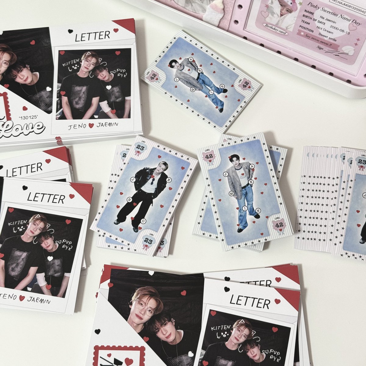 little__moon___'s tweet photo. 🗯️ อัพเดตหารสติ๊กเกอร์ A6 jeno&jaemin
ตอนนี้ของแถมมาถึงเค้าครบแล้วนะคะ เหลือสติ๊กเกอร์ที่ตอนนี้อยู่ในขั้นตอนการผลิต
รอผลิต10-15วันหลังปิดฟอร์มนะคะ
หากสติ๊กเกอร์มาถึงแล้วจะทำการจัดส่งให้โดยด่วนค่ะ🙇🏻♀️♥️
#updateltm https://t.co/Fxeb3sQKj7