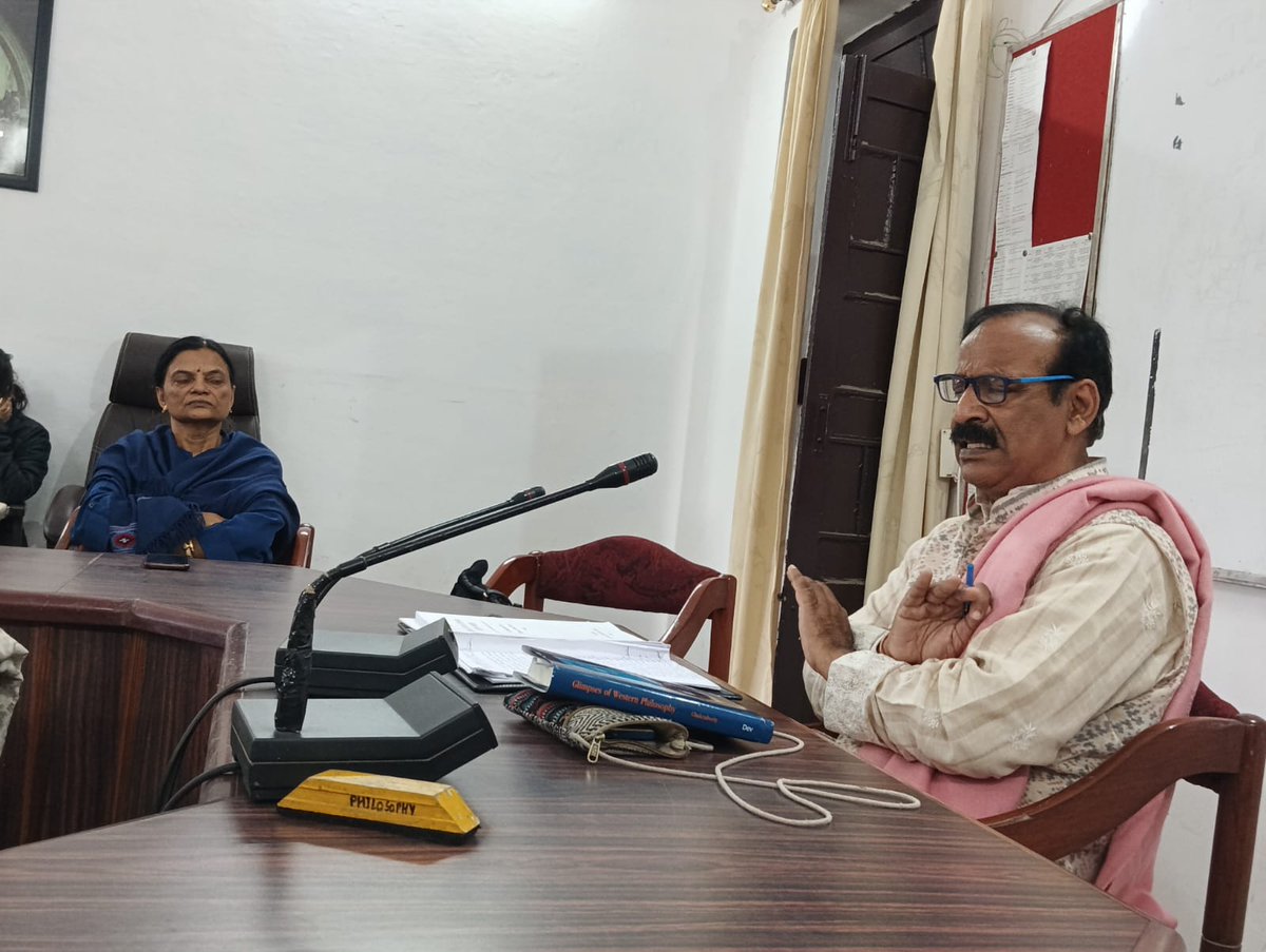 DPhil_LU's tweet photo. लखनऊ विश्वविद्यालय के दर्शनशास्त्र विभाग में  चार दिवसीय विशेष व्याख्यान का आयोजन विभागाध्यक्षा डॉ ० रजनी श्रीवास्तव ने किया। विशेष व्याख्यान  के  अंतिम दिन  दर्शनशास्त्र विभाग के प्रोफेसर ऑफ एमिनेंस प्रो० राकेश चंद्रा  ने " Austin on Speech Acts" विषय पर चर्चा की । https://t.co/m6D41FgvWL
