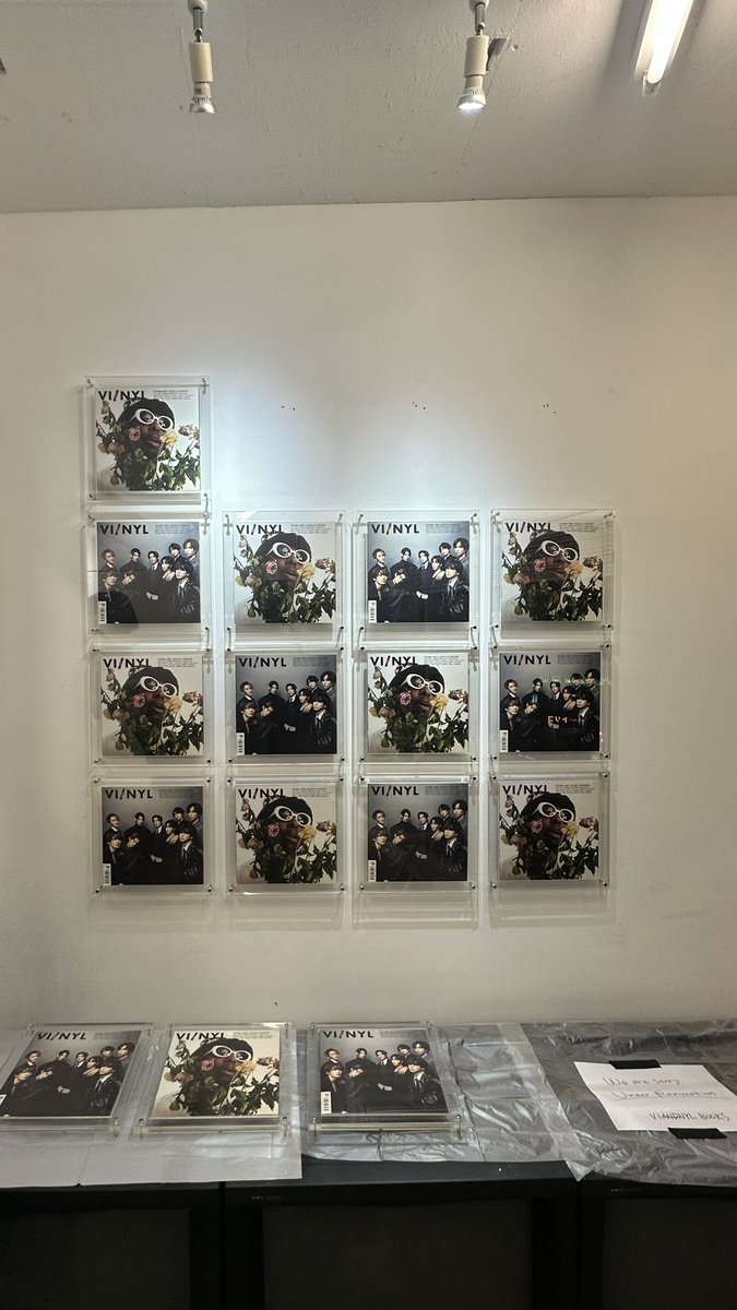 ayac01226's tweet photo. 2/12にオープンするVI/NYL BOOKSのレセプションへ📚
正方形でかわいい。

本日発売の #SnowMan が表紙を飾る『VI/NYL GLOBAL #001』も置いてありました〜

#viandnyl #viandnyl_global https://t.co/BZZCYrWueV